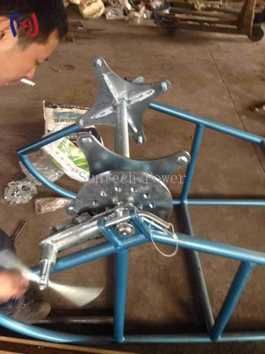 ​​Катушка для веревки и стойка. Прочная стальная конструкция для промышленного управления веревкой​